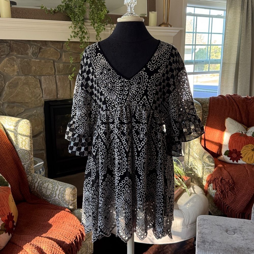 AKEMI + KIN Black and White Lace size 2 petite tunic